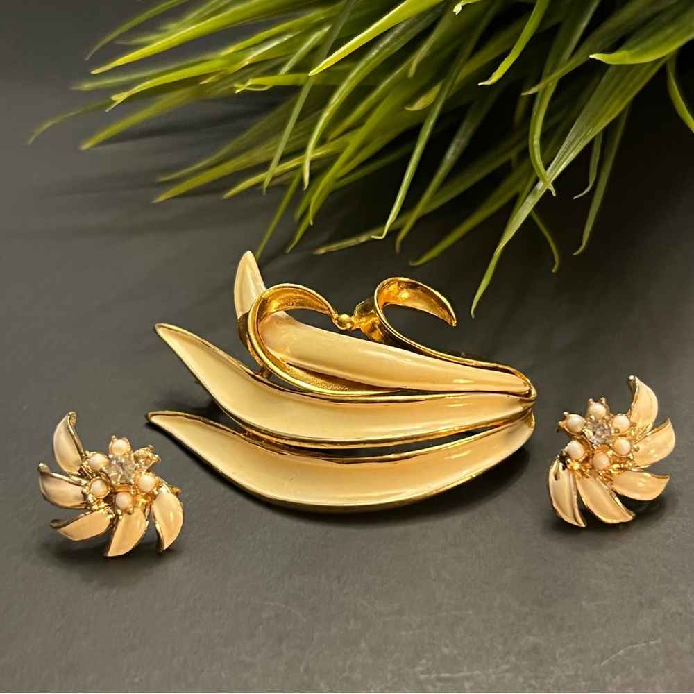 Vintage Signed H.S.K Ivory Stripe Enamel Gold Brooch and Earrings